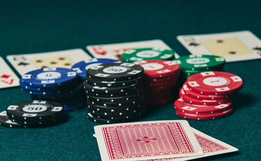 Cách đánh poker hay: Thủ thuật đọc vị đối thủ và bluff hiệu quả